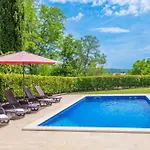 Dean, A Charming And Pet-friendly Close To The * Vinež