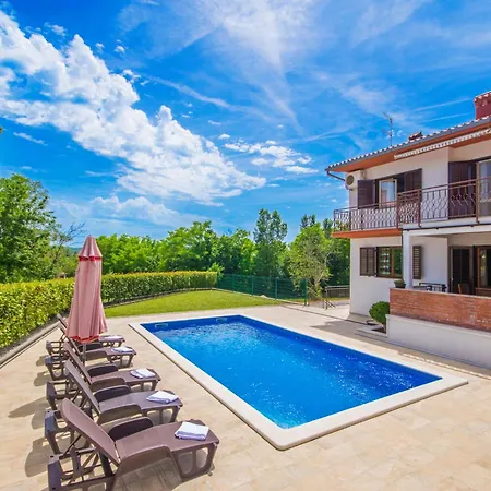 Dean, A Charming And Pet-friendly Close To The * Vinež