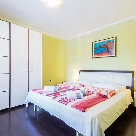 Dean, A Charming And Pet-friendly Close To The Semesterbostad