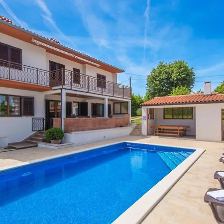 Dean, A Charming And Pet-friendly Close To The *