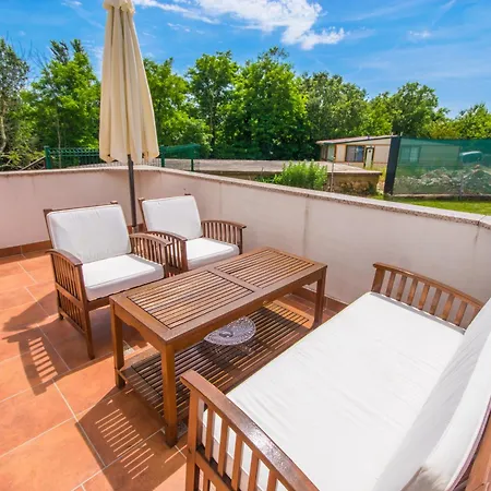 Dean, A Charming And Pet-friendly Close To The * Vinež