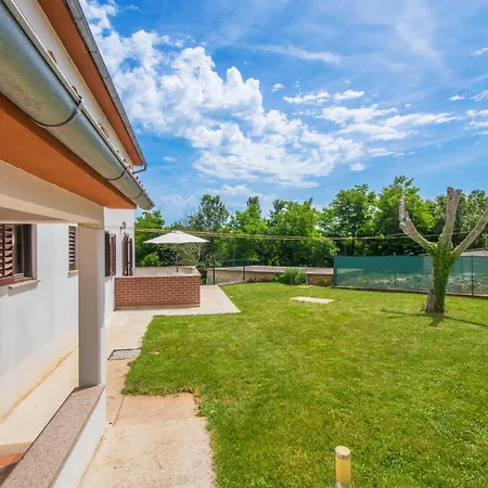 Dean, A Charming And Pet-friendly Close To The Semesterbostad Vinež