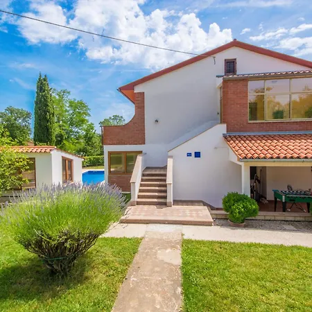 Semesterbostad Dean, A Charming And Pet-friendly Close To The Vinež