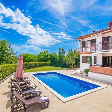 Dean, A Charming And Pet-friendly Close To The *