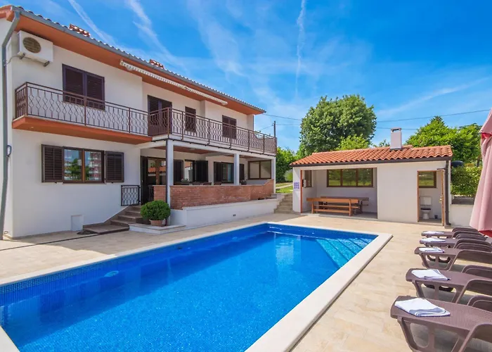 Dean, A Charming And Pet-friendly Close To The *