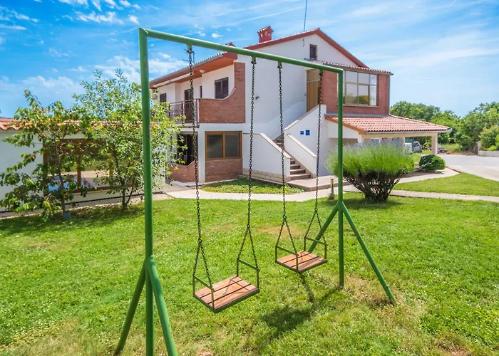 Dean, A Charming And Pet-friendly Close To The *