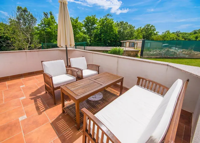 Dean, A Charming And Pet-friendly Close To The * Vinež