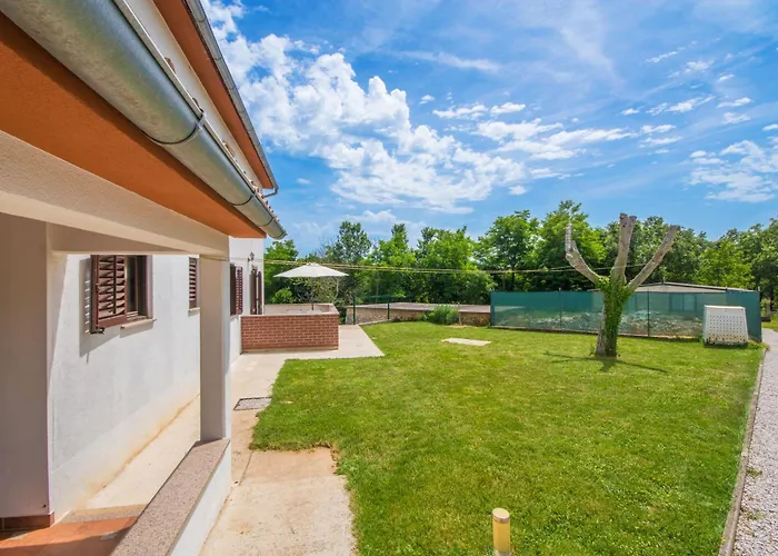 Dean, A Charming And Pet-friendly Close To The Semesterbostad Vinež