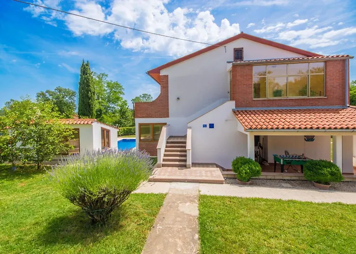 Semesterbostad Dean, A Charming And Pet-friendly Close To The Vinež