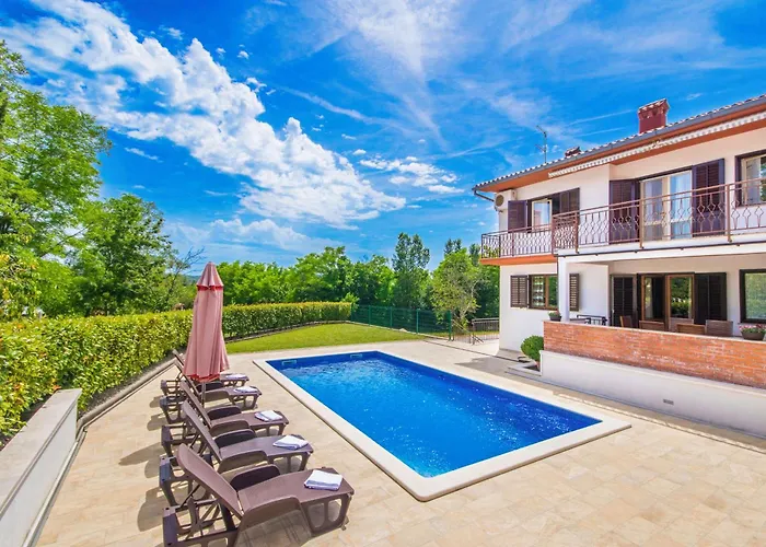 Dean, A Charming And Pet-friendly Close To The *